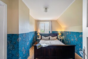 4 bedrooms, iron/ironing board, WiFi, bed sheets