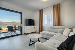 TV - Penthouse Mare - Rooftop and Pool (Slatine)