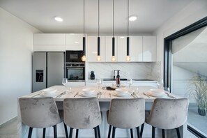 Fridge, microwave, oven, stovetop - Penthouse Mare - Rooftop and Pool (Slatine)