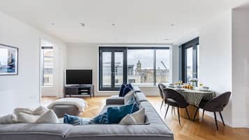 Leilighet – city, 3 soverom, ikke-røyk, balkong | Oppholdsområde | En 40-tommers smart-TV med Parabol-TV