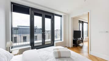 City Apartment, 3 Bedrooms, Non Smoking, Balcony | Seterika/papan seterika, katil bayi/kot (surcaj), katil bayi mudah alih