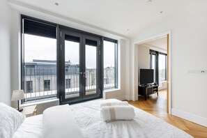 Leilighet – city, 3 soverom, ikke-røyk, balkong | Strykejern/-brett, barnesenger, reiseseng for barn og wi-fi (inkludert)