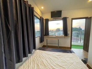 Desk, soundproofing, free WiFi - Ngoc An Hotel (Hoa Thanh)