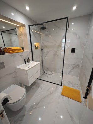 Shower, hair dryer, towels, soap - Luxury 3-Bed Flat - 1min from Baker Street Station (London)