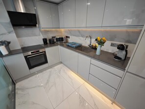 Private kitchen - Luxury 3-Bed Flat - 1min from Baker Street Station (London)
