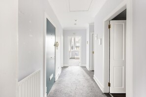 Interior - West End 2BR near Haymarket (Edinburgh)