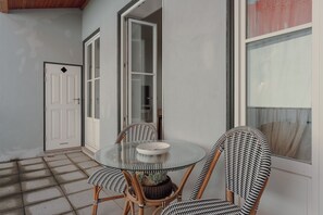 Outdoor dining - Vrbo Property (Porto)