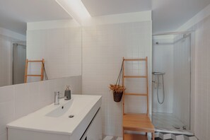 Bathroom - Vrbo Property (Porto)