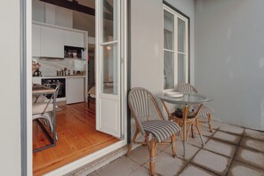 Outdoor dining - Vrbo Property (Porto)