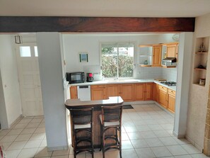Frigorifero, microonde, forno, piano cottura