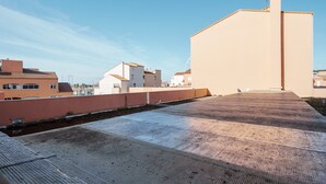 A rooftop terrace with a clear sky, a large building with a flat roof, and a small bird on the ground. - Saint Clair Ndeg318 - ST3 (Agde)