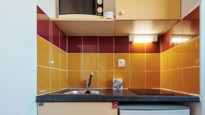 A compact kitchen with a sink, a refrigerator, and a microwave. - Saint Clair Ndeg318 - ST3 (Agde)