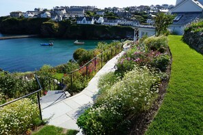 Property grounds - Little Northcliffe is uniquely situated on the clifftop overlooking Port Isaac (Port Isaac)