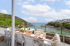 Outdoor dining - Little Northcliffe is uniquely situated on the clifftop overlooking Port Isaac (Port Isaac)