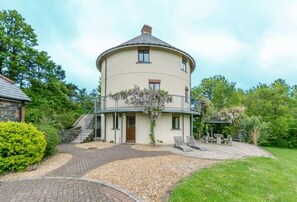 Exterior - The Little Roundhouse is a unique, architect-designed retreat for up to six guests (Roserrow)