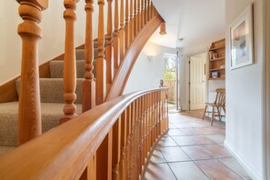 Interior - The Little Roundhouse is a unique, architect-designed retreat for up to six guests (Roserrow)