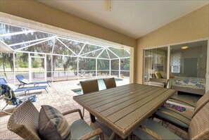 Outdoor dining - 	
Beautiful Lakefront " home house with outdoors heated pool & cozy 4 bedrooms (North Port)