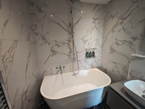 Haartrockner, Handtücher, Seife, Toilettenpapier