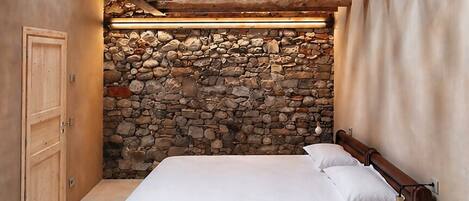 1 bedroom, bed sheets