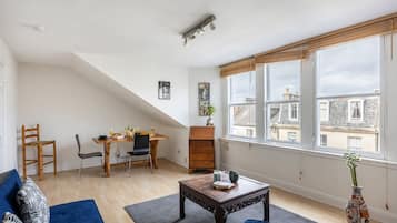 City appartement, 1 tweepersoonsbed met slaapbank, niet-roken, uitzicht op stad | Woonruimte