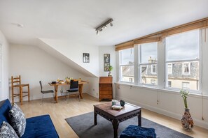 Leilighet – city, 1 dobbeltseng med sovesofa, ikke-røyk, byutsikt | Oppholdsområde | En 40-tommers smart-TV med Parabol-TV