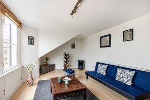 City appartement, 1 tweepersoonsbed met slaapbank, niet-roken, uitzicht op stad | Woonruimte