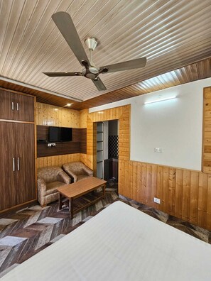 Executive Room | Egyptian cotton sheets, premium bedding, down duvets - Seven Heaven (Kandaghat)