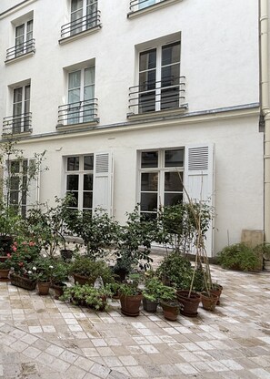 Exterior - Fabulous Private House hidden at the back of courtyard in Le Marais. Full A/C (Paris 3)