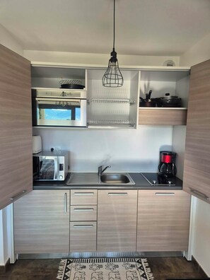 Fridge, microwave, oven, stovetop - Lovely studio in the port of Porto Vecchio (Porto-Vecchio)