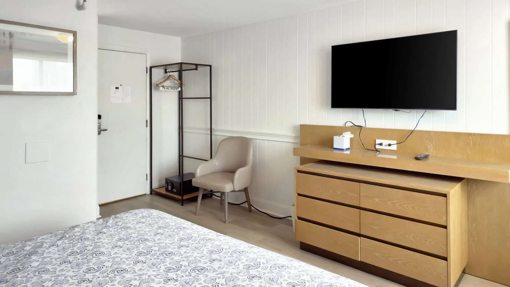 1 bedroom, desk, WiFi, bed sheets