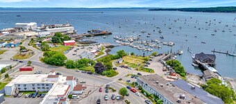 Downtown Rockland Stay + Free Breakfast & Parking