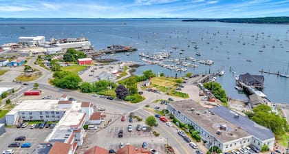 Downtown Rockland Stay + Free Breakfast & Parking
