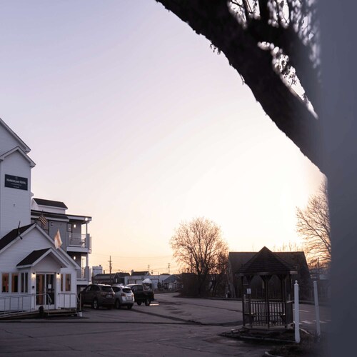 Downtown Rockland Stay + Free Breakfast & Parking