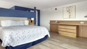 1 bedroom, desk, WiFi, bed sheets - King w/ Balcony + Free Breakfast & Parking (Rockland)