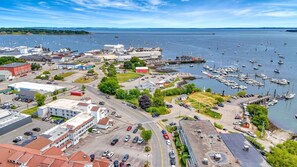 Marina - 2 Queens w/ Balcony + Free Breakfast & Parking (Rockland)