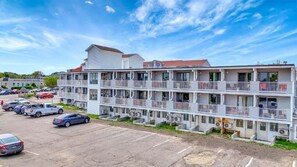 Exterior - 2 Queens w/ Balcony + Free Breakfast & Parking (Rockland)