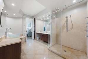Appart'hôtel Signature, 2 chambres, balcon, vue baie | Salle de bain | Ensemble douche/baignoire, baignoire à jets