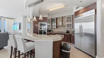 Signature-Apartment, 2 Schlafzimmer, Balkon, Buchtblick | Eigene Küche