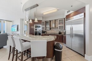 Signature Condo, 2 Bedrooms, Balcony, Bay View | Private kitchen - Bella Luna 908 (Orange Beach)