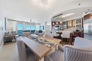 Signature Condo, 2 Bedrooms, Balcony, Bay View | In-room dining