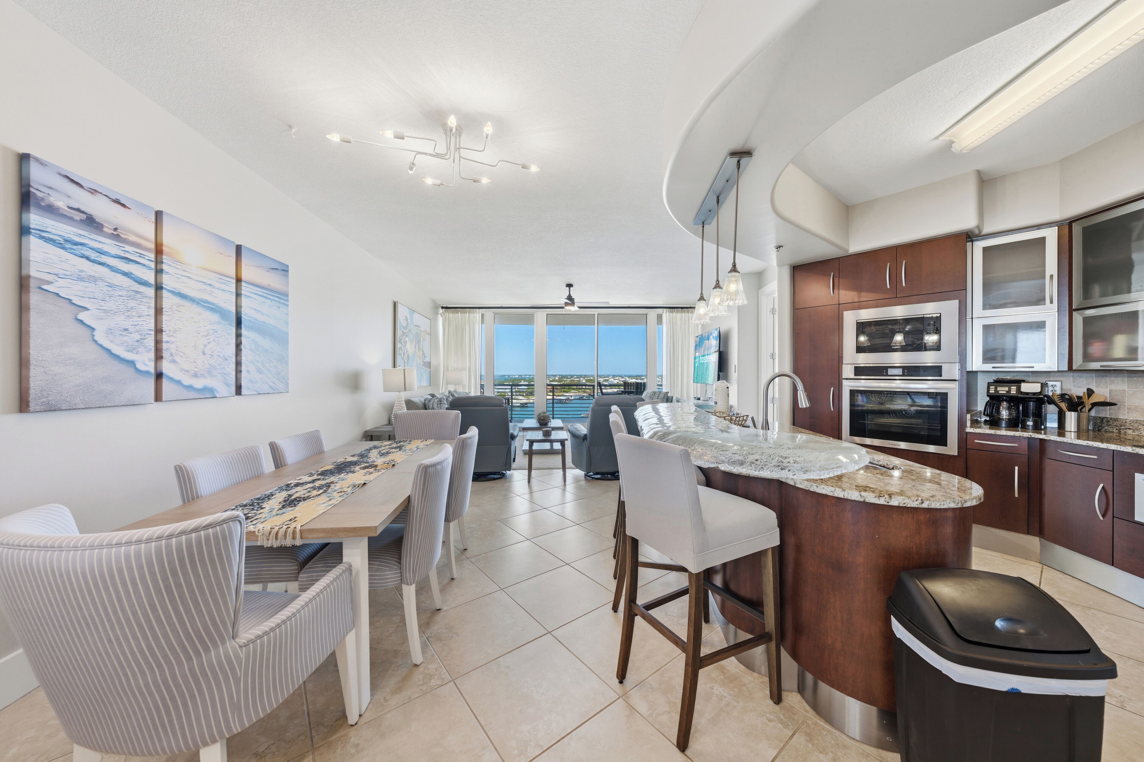 Signature-Apartment, 2 Schlafzimmer, Balkon, Buchtblick | Essbereich im Zimmer