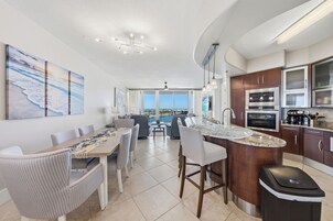 特色公寓式客房, 2 间卧室, 阳台, 海湾景观 | 客房内用餐