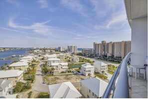 Condo com design assinado, 2 quartos, sacada, vista para a baía | Vista da sacada