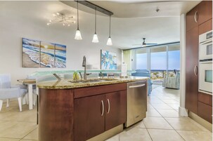 Signature Condo, 2 Bedrooms, Balcony, Bay View | Dapur peribadi