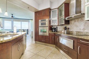 Signature Condo, 2 Bedrooms, Balcony, Bay View | Dapur peribadi