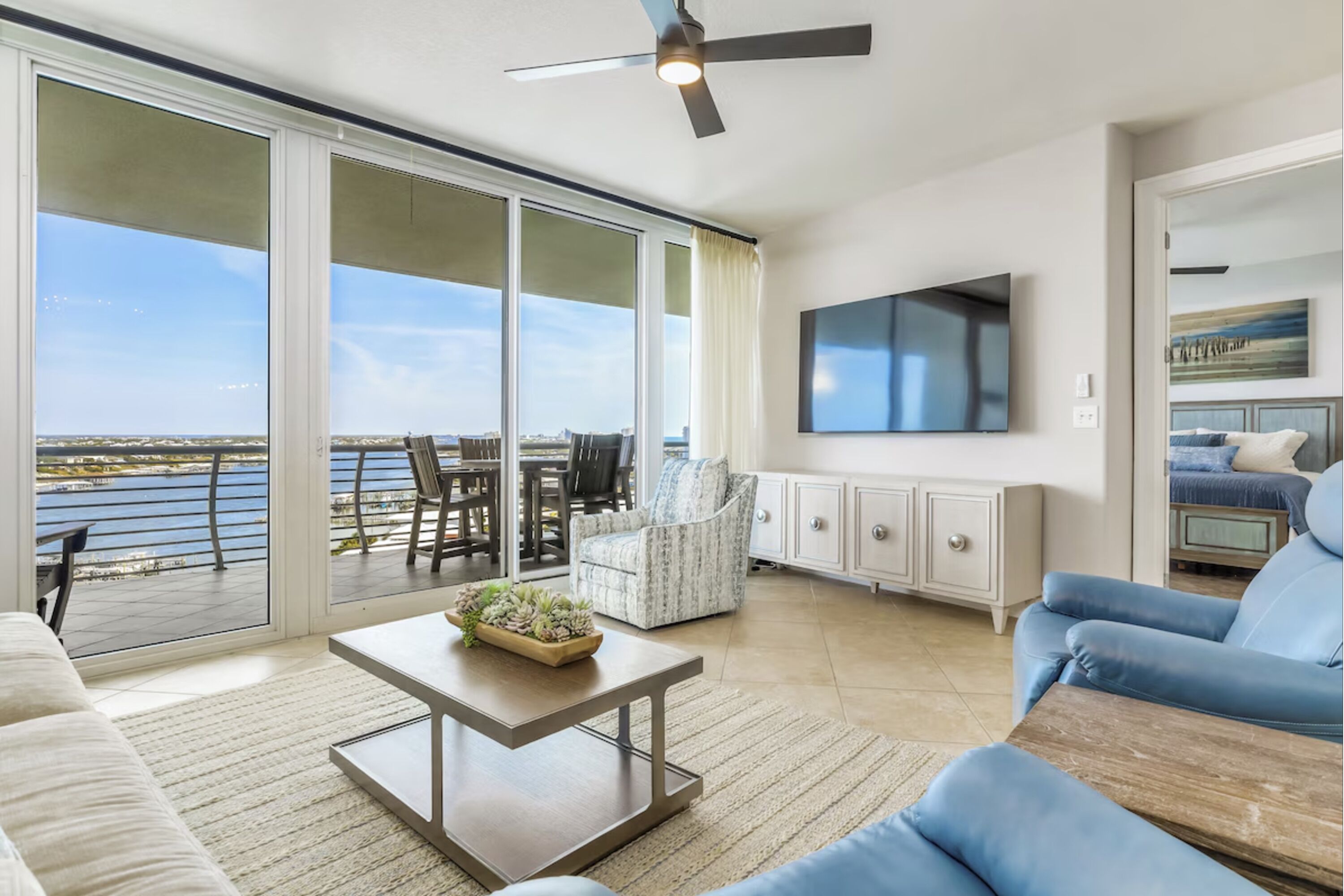 Condo com design assinado, 2 quartos, sacada, vista para a baía | Sala de estar