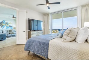 Condo com design assinado, 2 quartos, sacada, vista para a baía