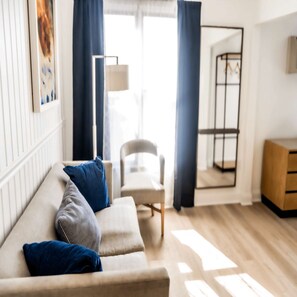 Living area - King Studio + Free Breakfast & Parking (Rockland)