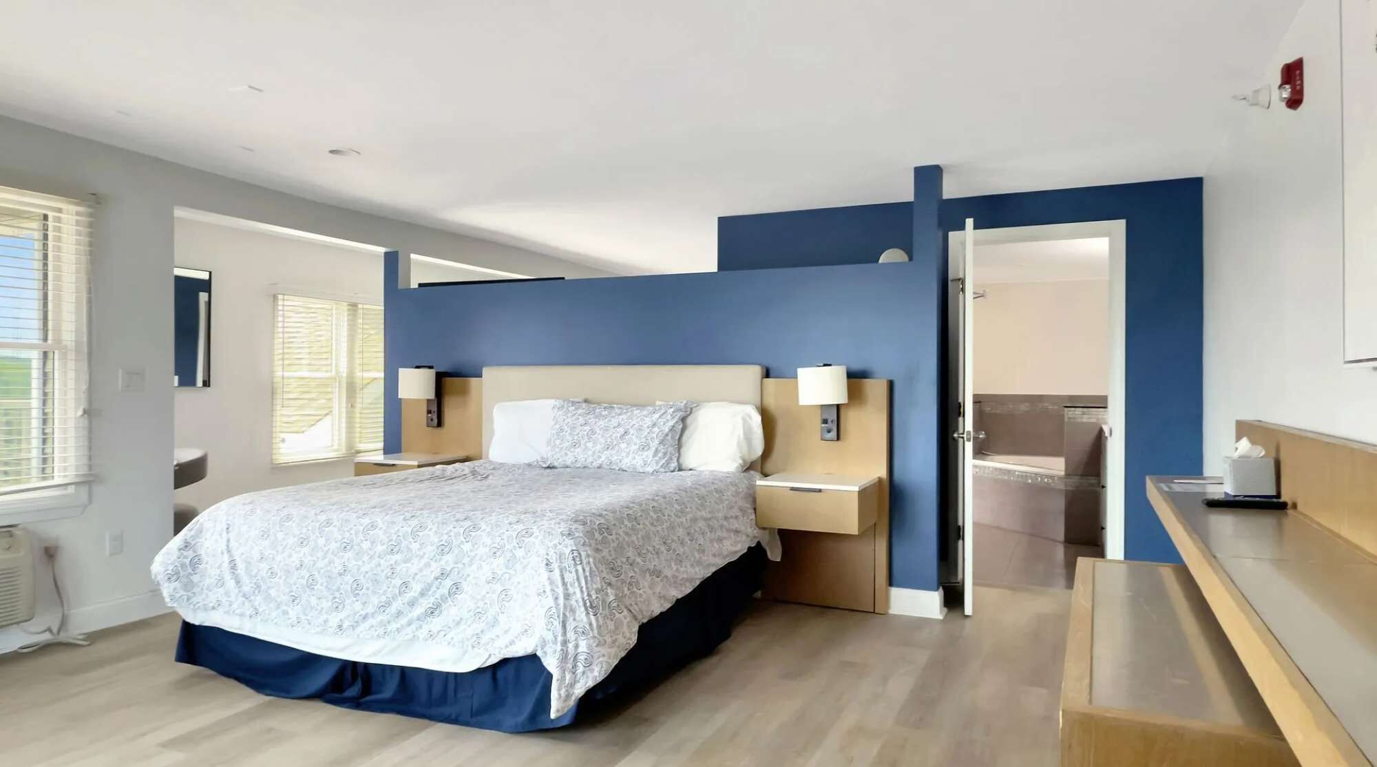 1 bedroom, desk, WiFi, bed sheets