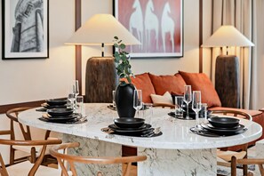 Luxury-Apartment, 4 Schlafzimmer, Stadtblick, Executive-Etage | Essbereich im Zimmer
